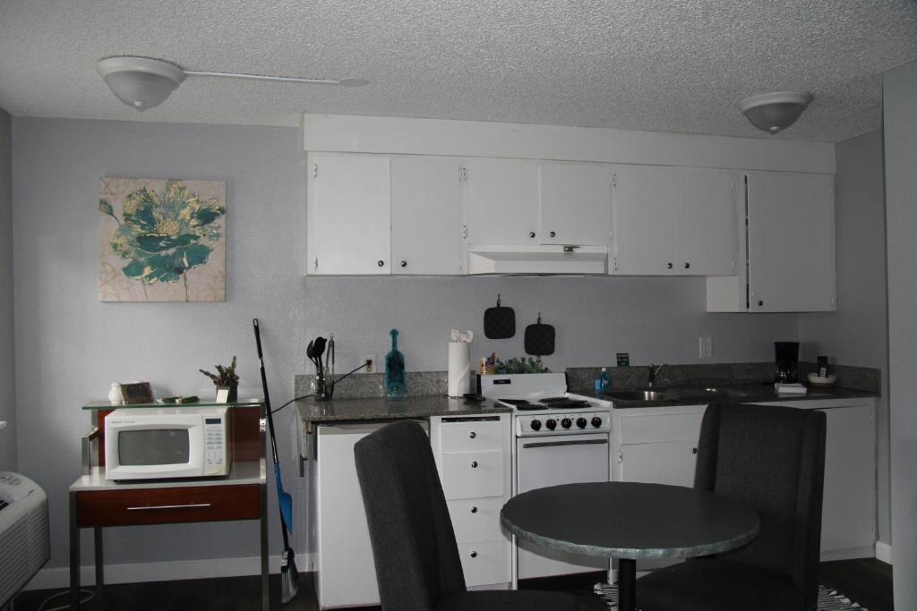 Kuchyň nebo kuchyňský kout v ubytování Naval Suites