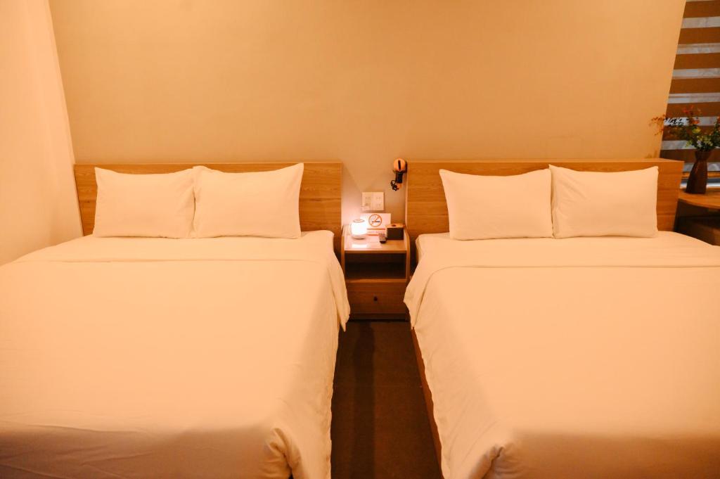 Giường trong phòng chung tại Charm House Hue