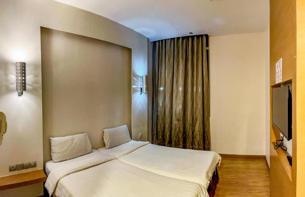 Postel nebo postele na pokoji v ubytování Courtyard Hotel 1Borneo