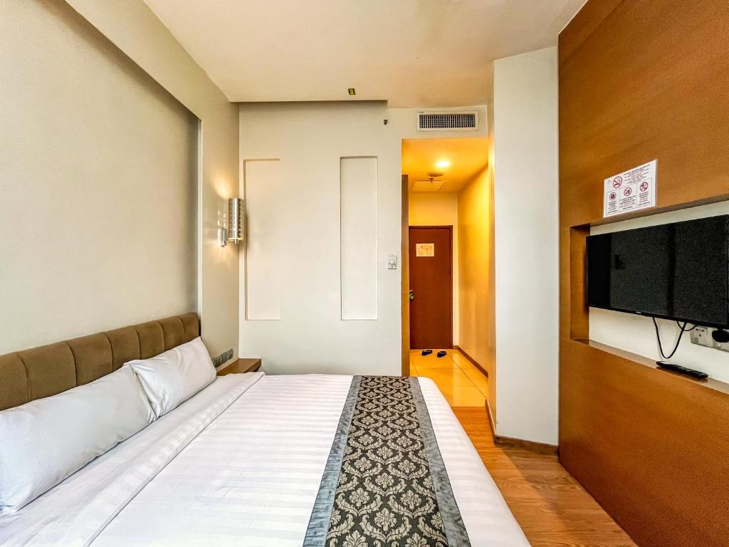 TV a/nebo společenská místnost v ubytování Courtyard Hotel 1Borneo