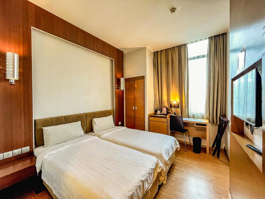 Postel nebo postele na pokoji v ubytování Courtyard Hotel 1Borneo
