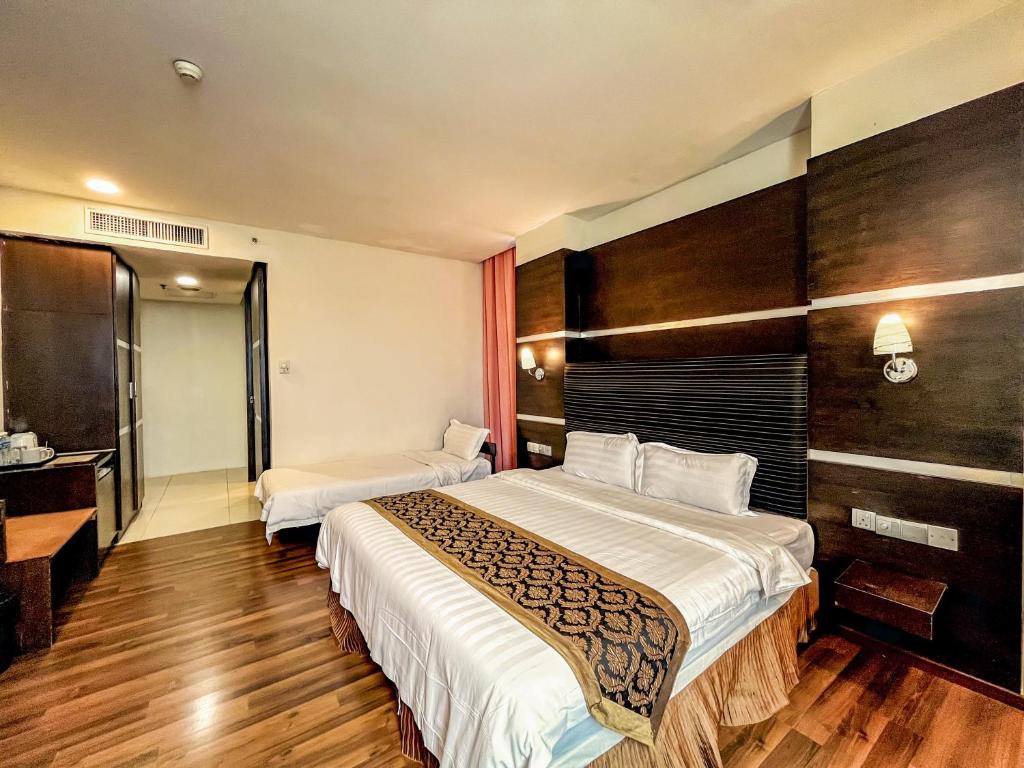 Postel nebo postele na pokoji v ubytování Courtyard Hotel 1Borneo