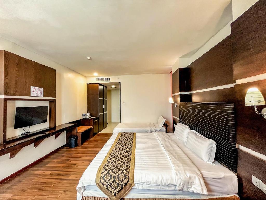 Postel nebo postele na pokoji v ubytování Courtyard Hotel 1Borneo