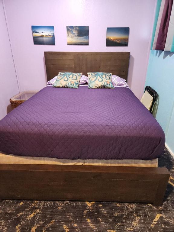 Postel nebo postele na pokoji v ubytování Yonegan Central Maui Getaways