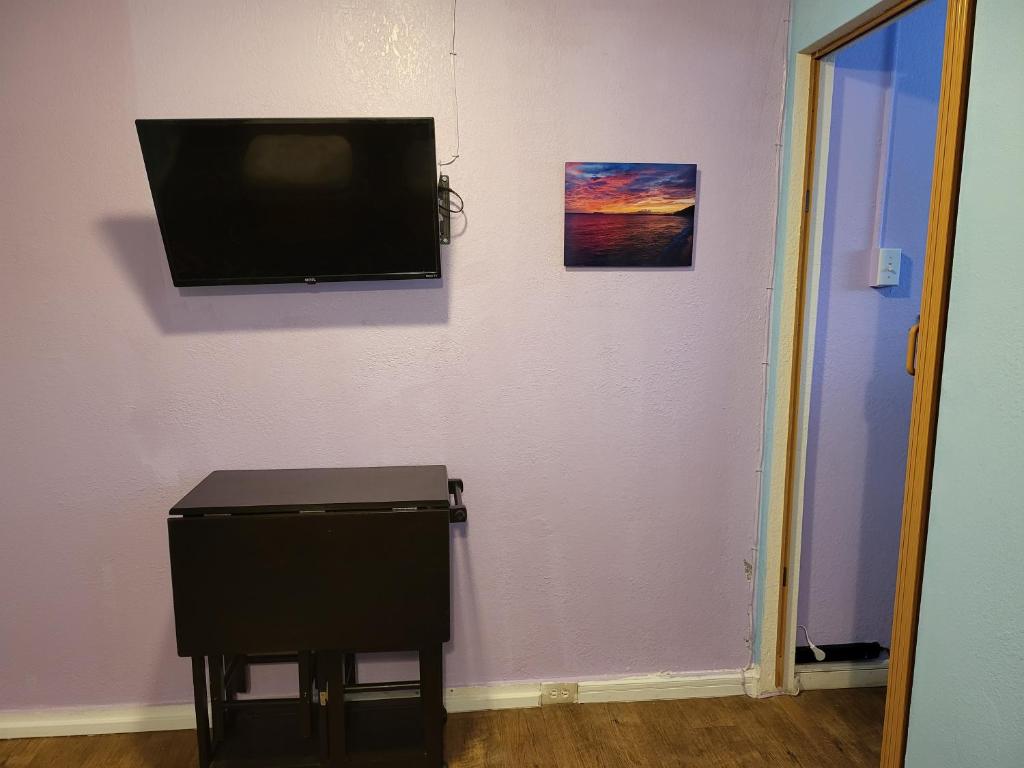 TV a/nebo společenská místnost v ubytování Yonegan Central Maui Getaways