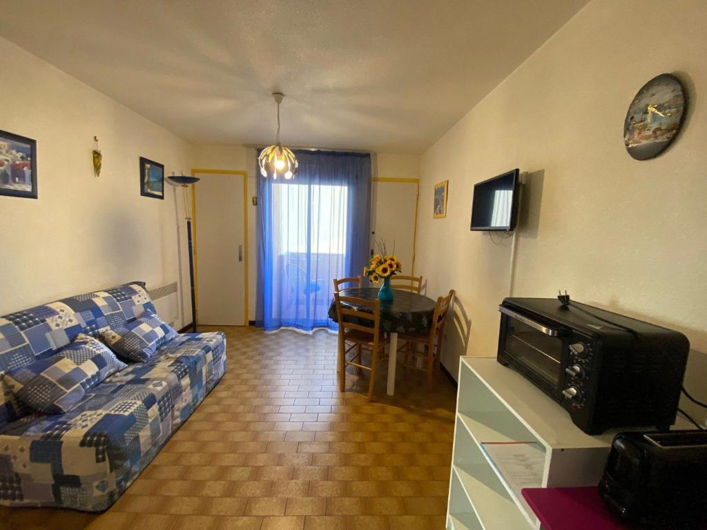 un salon avec un canapé et une table dans l'établissement Appartement calme avec balcon, animaux admis, proche Thermes - FR-1-503-183, à Balaruc-les-Bains