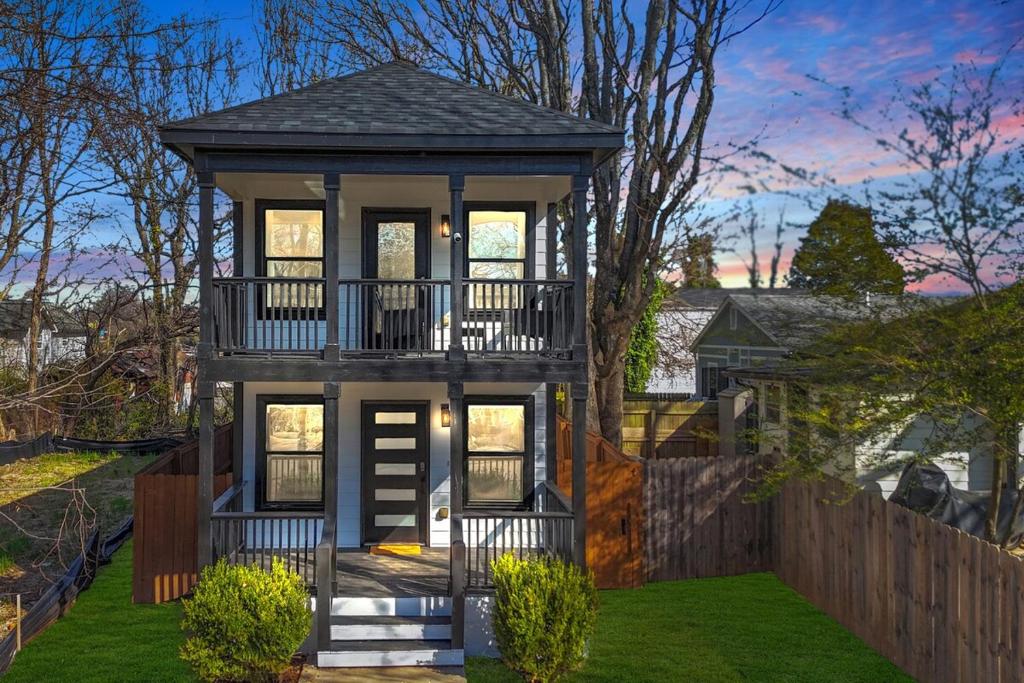 アトランタにあるLuxe Family Oasis 7 beds 2 and a half Spa like Baths Sleeps 14の庭のガゼボ付き家