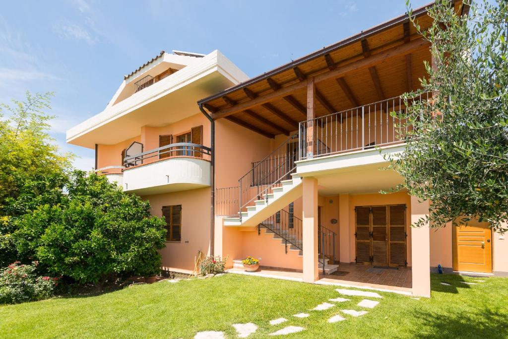 una grande casa con balcone e cortile di B&B Terramare a Castorano