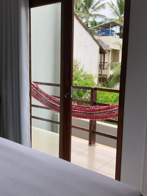 Habitación con vistas a un balcón con hamaca. en Suite Front Jeri, en Jericoacoara
