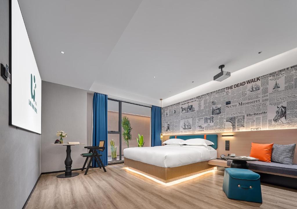 ein Schlafzimmer mit einem Bett und einer Couch in der Unterkunft Lan Wan Hotel - One Free Cockt ail Per Room--Cha rgeable Airport Pick-up Service in Guangzhou