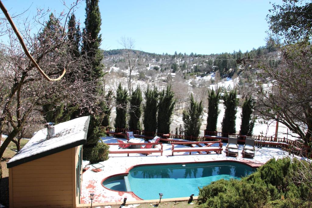 Bazén v ubytování Eaglenest Inn with Pool & SPA nebo v jeho okolí