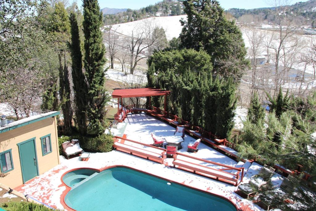 Bazén v ubytování Eaglenest Inn with Pool & SPA nebo v jeho okolí