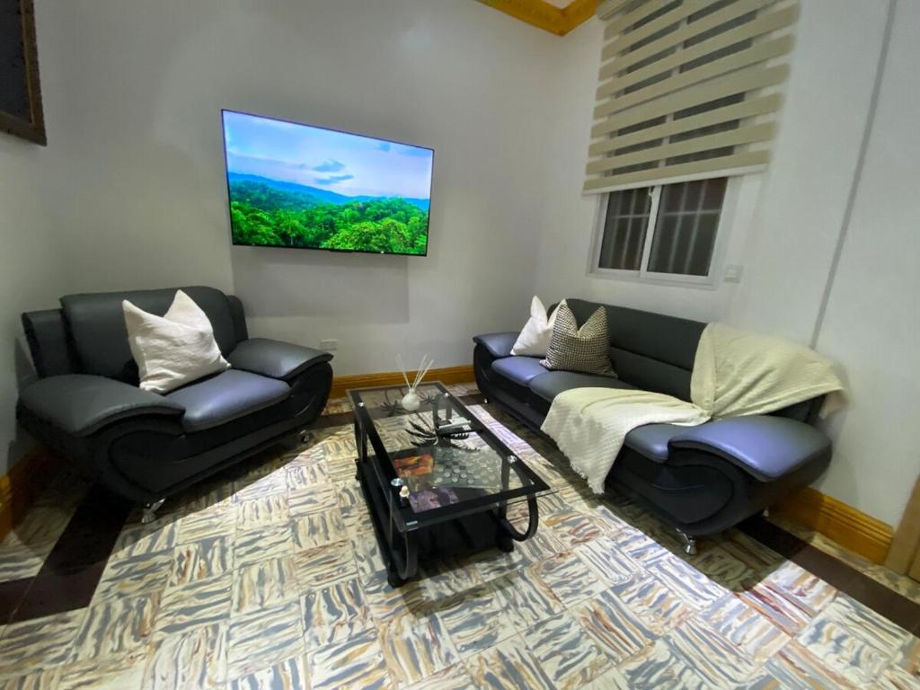 Colonial zone 3 bed 3 rooms balcony في سانتو دومينغو: غرفة معيشة مع أريكتين وطاولة