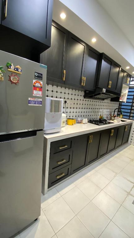 Kuchyň nebo kuchyňský kout v ubytování Assyifa Homestay Kulim