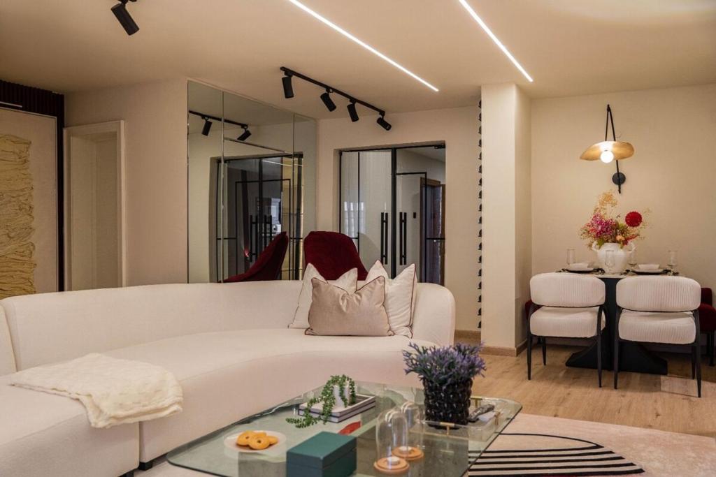 Fotografie z fotogalerie ubytování Libertini Apartments - Lovely 2 Bedroom With Pool and PS5 - Lekki v destinaci Lagos