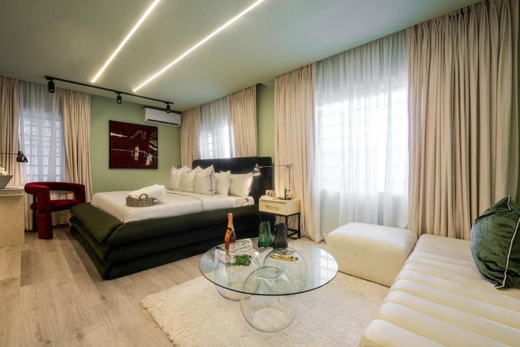 Fotografie z fotogalerie ubytování Libertini Apartments - Lovely 2 Bedroom With Pool and PS5 - Lekki v destinaci Lagos