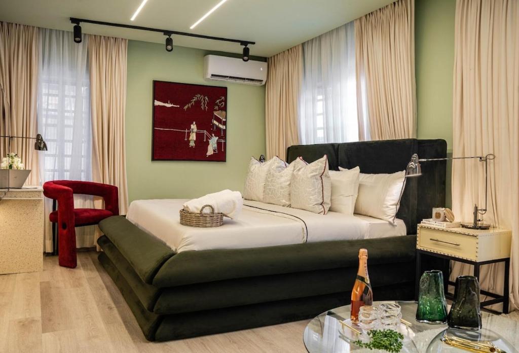 Fotografie z fotogalerie ubytování Libertini Apartments - Lovely 2 Bedroom With Pool and PS5 - Lekki v destinaci Lagos
