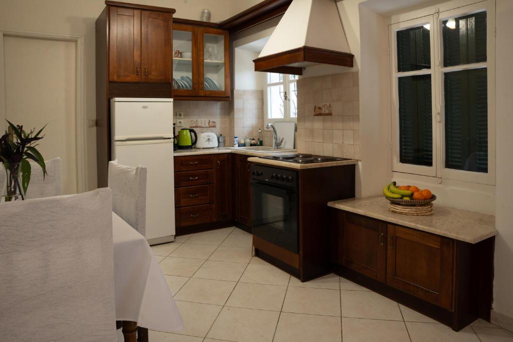 Kuchyň nebo kuchyňský kout v ubytování Aphrodite Suites & Apartments with Swimming Pool