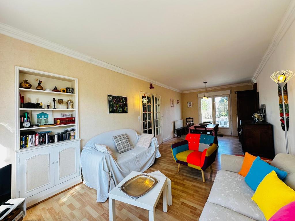 un salon avec un canapé et une table dans l'établissement Maison Familiale 8 pers à Fouras, proche plages, 6 chambres - FR-1-709-87, à Fouras