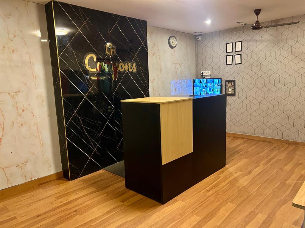 TV a/nebo společenská místnost v ubytování Crayons Hotel