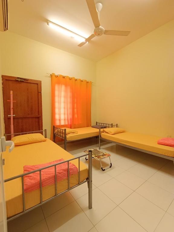 Postel nebo postele na pokoji v ubytování Muscat Turkish hostel and tours licensed by government