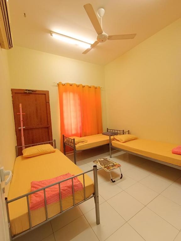 Postel nebo postele na pokoji v ubytování Muscat Turkish hostel and tours licensed by government
