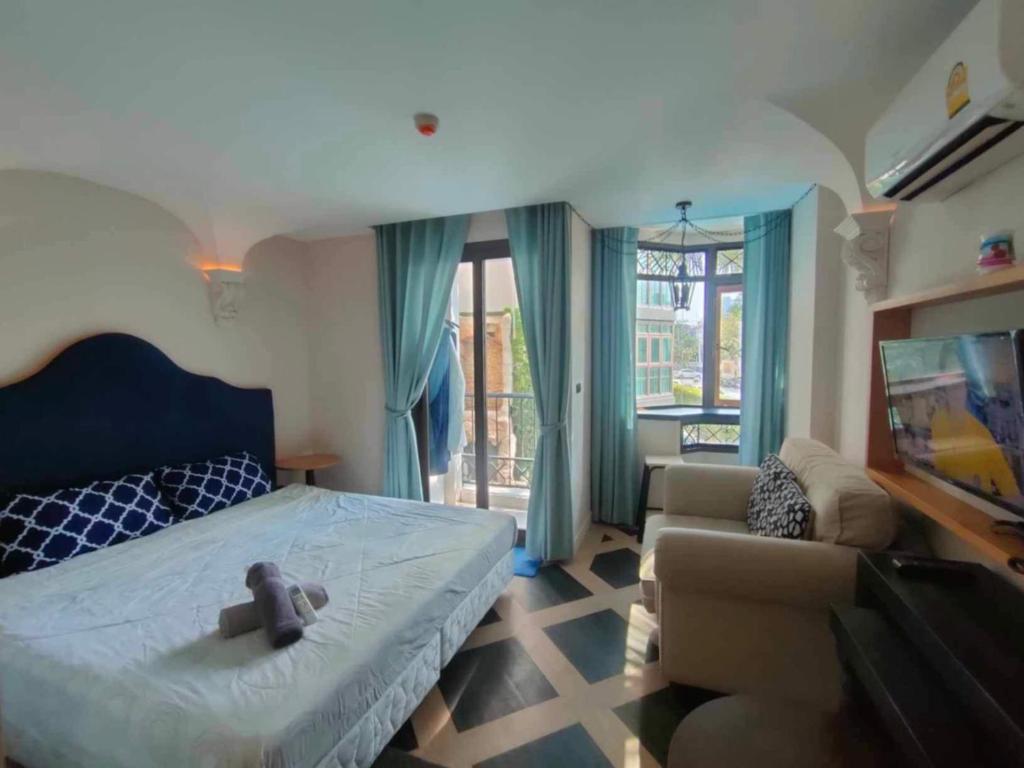 ジョムティエンビーチにあるEspanna condo jomtien By SuneeyaA9のテディベアのベッドがある寝室