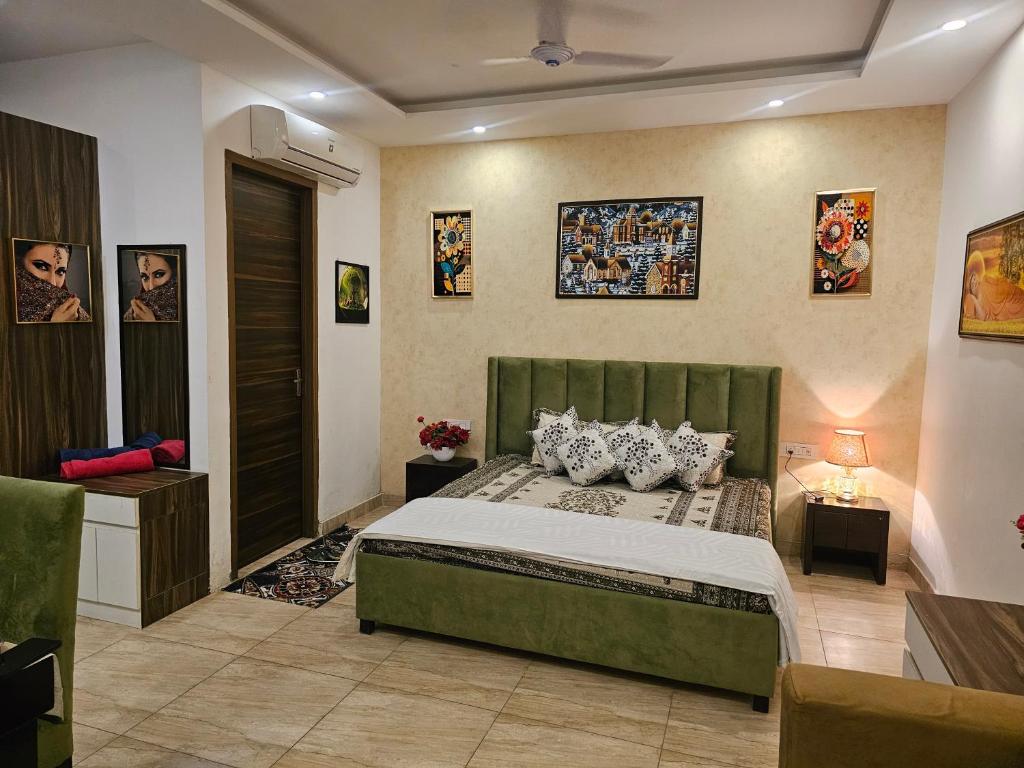 Postel nebo postele na pokoji v ubytování Luxury Flat By Trendy Feels