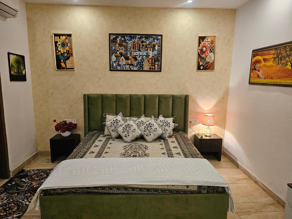 Postel nebo postele na pokoji v ubytování Luxury Flat By Trendy Feels