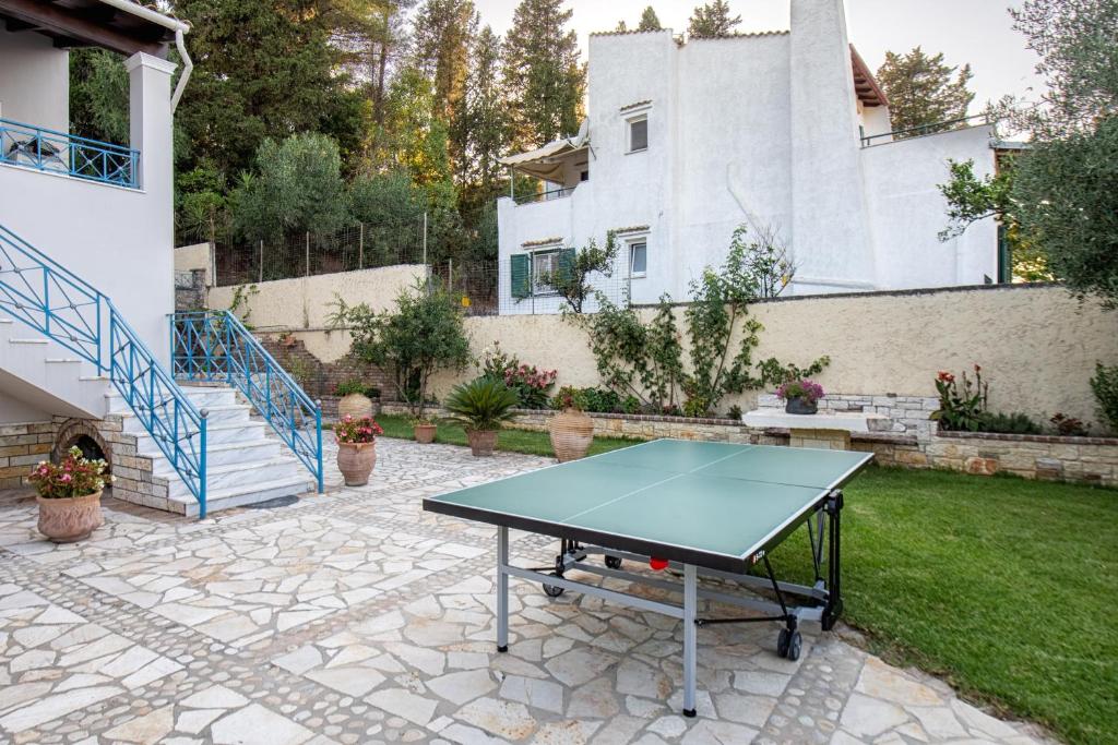 Stolní tenis v ubytování Harmony Garden Suite near Corfu Town nebo okolí