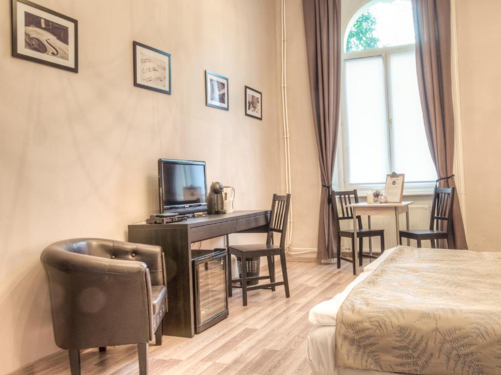 Budapest Ville Bed & Breakfast - Deluxe Double Room With Bath
