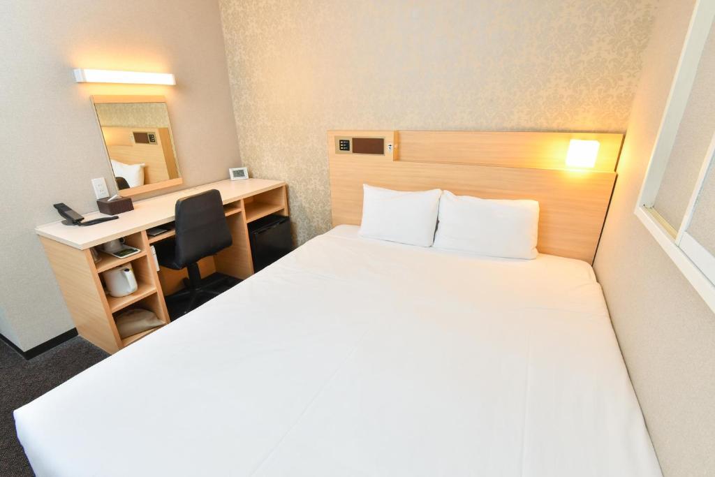 Postel nebo postele na pokoji v ubytování Sanco Inn Nagoya - Shinkansenguchi