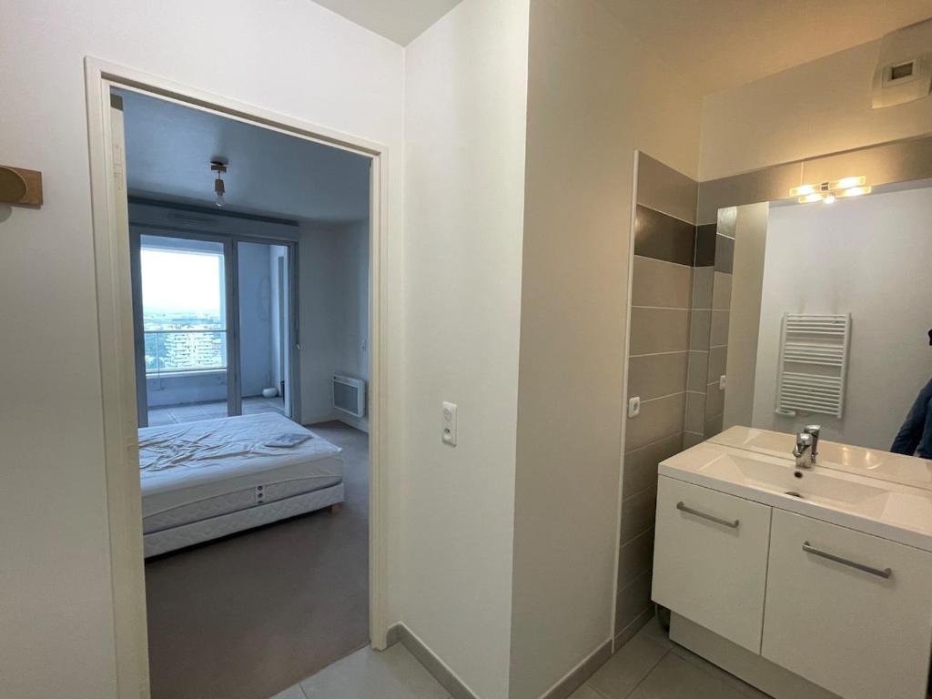 Postel nebo postele na pokoji v ubytování Paris Defense Arena