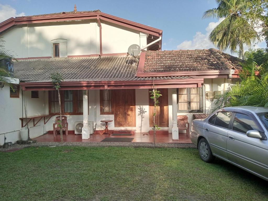 een huis met een auto ervoor geparkeerd bij 1907 Park View in Anuradhapura