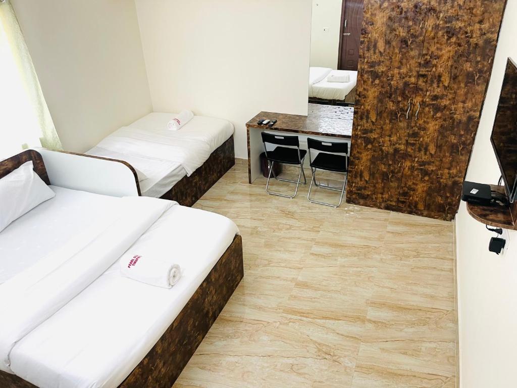 Postel nebo postele na pokoji v ubytování Pearl Stays, Tirupati - Very convenient for the people coming from Bangalore and Chennai - You can skip city traffic while reaching any temple in Tirupati - Covered Parking - 24hrs Front Desk and Hot Water - Free WiFi - Flexible Checkin-in Check-out times