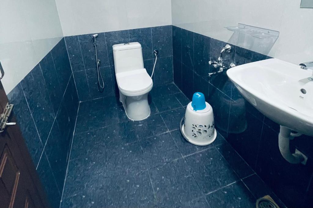 Koupelna v ubytování Pearl Stays, Tirupati - Very convenient for the people coming from Bangalore and Chennai - You can skip city traffic while reaching any temple in Tirupati - Covered Parking - 24hrs Front Desk and Hot Water - Free WiFi - Flexible Checkin-in Check-out times