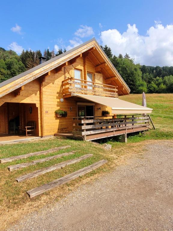Cette cabane en rondins est accessible par des marches. dans l'établissement La Tanieres de Eddy, à Theys