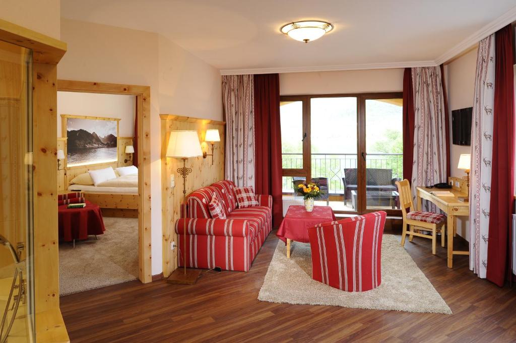 Een zitgedeelte bij Hotel Post am See