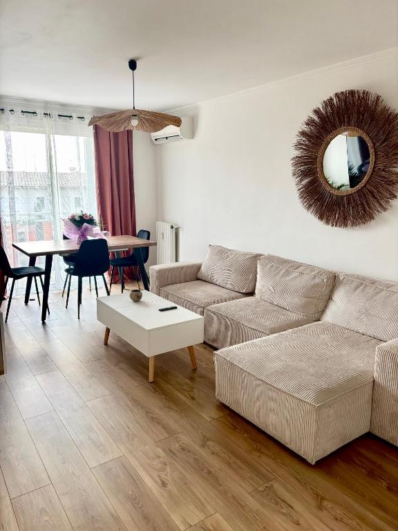 un salon avec un canapé et une table dans l'établissement Appartement 5min de la plage, à Antibes