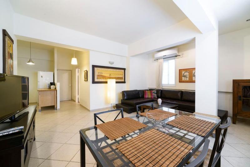 - un salon avec un canapé et une table dans l'établissement Sirkin/Frishman Apartment, à Tel Aviv