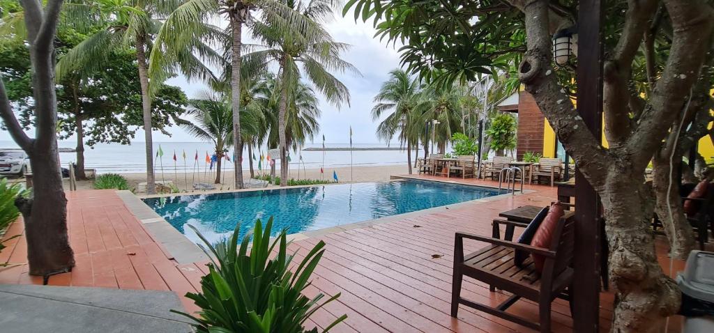 Bazén v ubytování Chidlom Resort nebo v jeho okolí