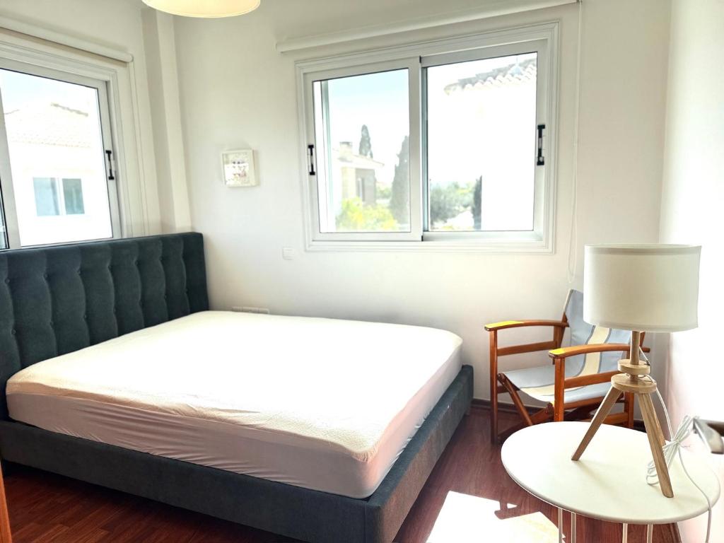 Postel nebo postele na pokoji v ubytování Wealthystays Hephaestus Villa, Ayia Triada Beach