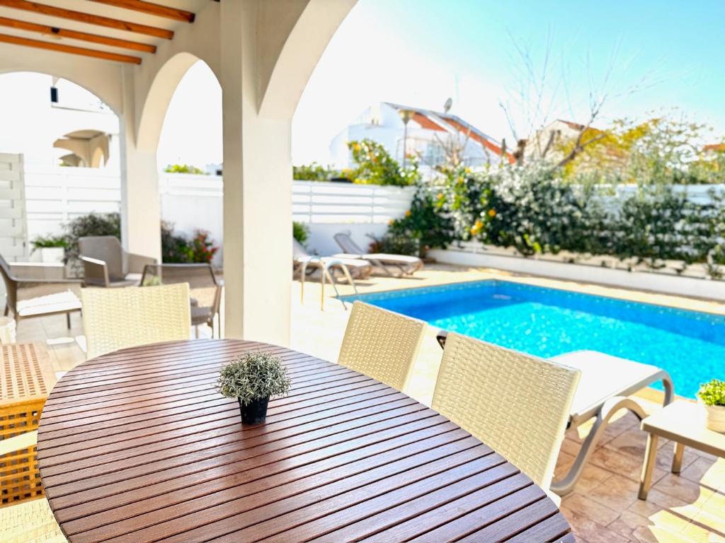 Bazén v ubytování Wealthystays Hephaestus Villa, Ayia Triada Beach nebo v jeho okolí