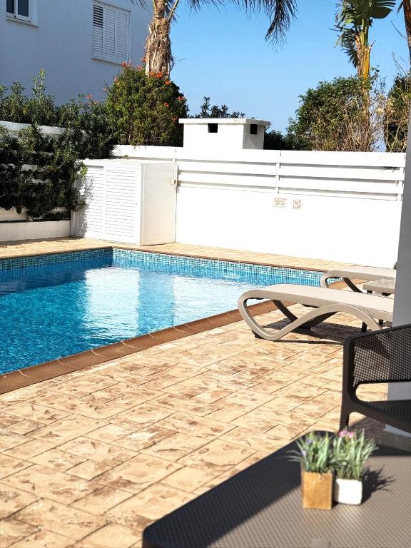 Bazén v ubytování Wealthystays Hephaestus Villa, Ayia Triada Beach nebo v jeho okolí