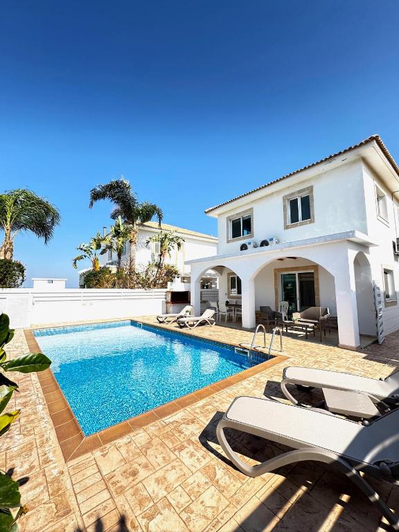 Bazén v ubytování Wealthystays Hephaestus Villa, Ayia Triada Beach nebo v jeho okolí