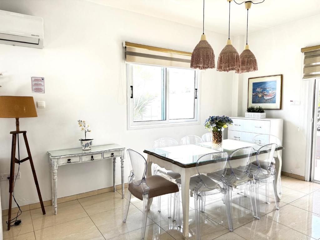 Fotografie z fotogalerie ubytování Wealthystays Hephaestus Villa, Ayia Triada Beach v destinaci Paralimni