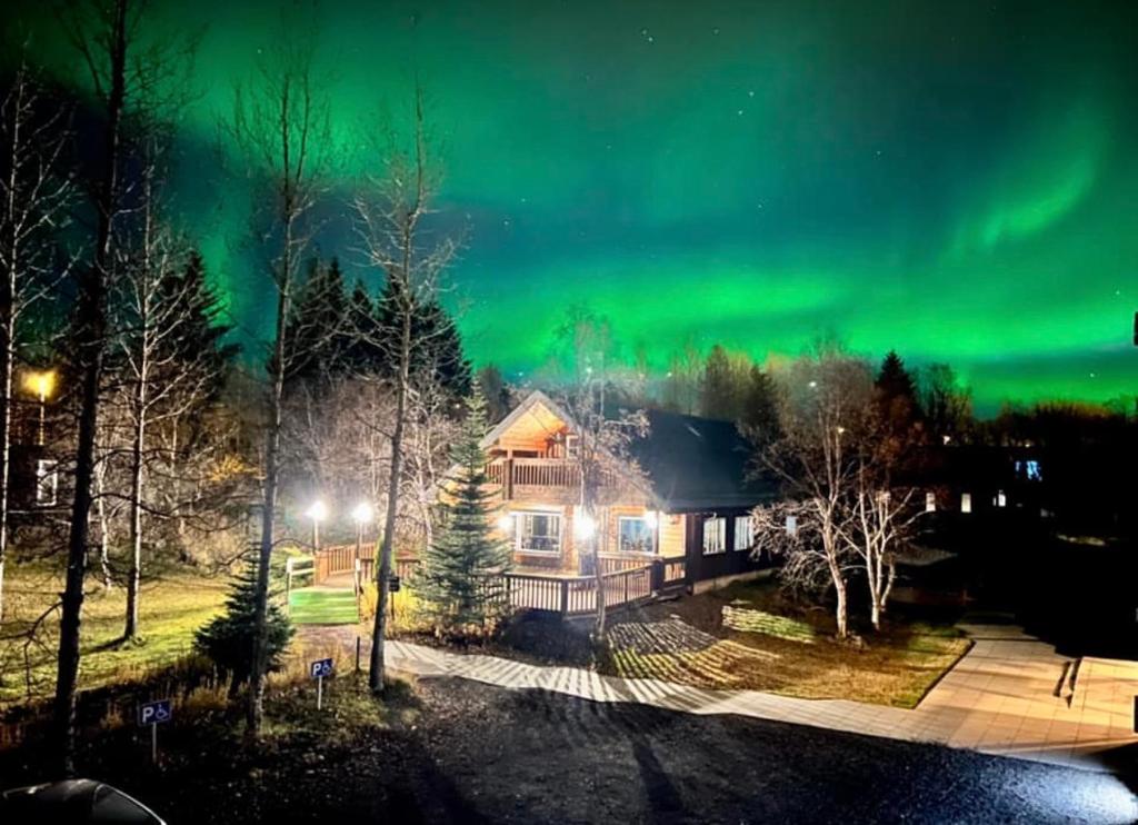 un'immagine di una casa sotto l'aurora boreale di Blue Hotel Fagrilundur - On The Golden Circle a Reykholt