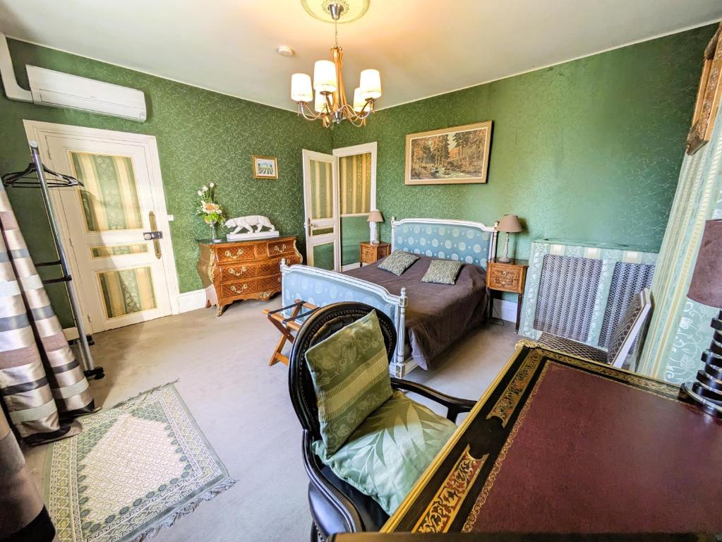 Postel nebo postele na pokoji v ubytování Chateau de Quesmy