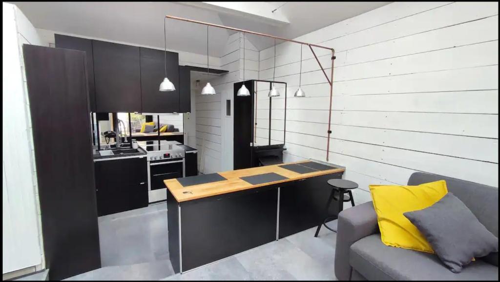 - une cuisine avec une table et un oreiller jaune dans l'établissement Le Loft centre Paramé avec coin extérieur, à Saint-Malo