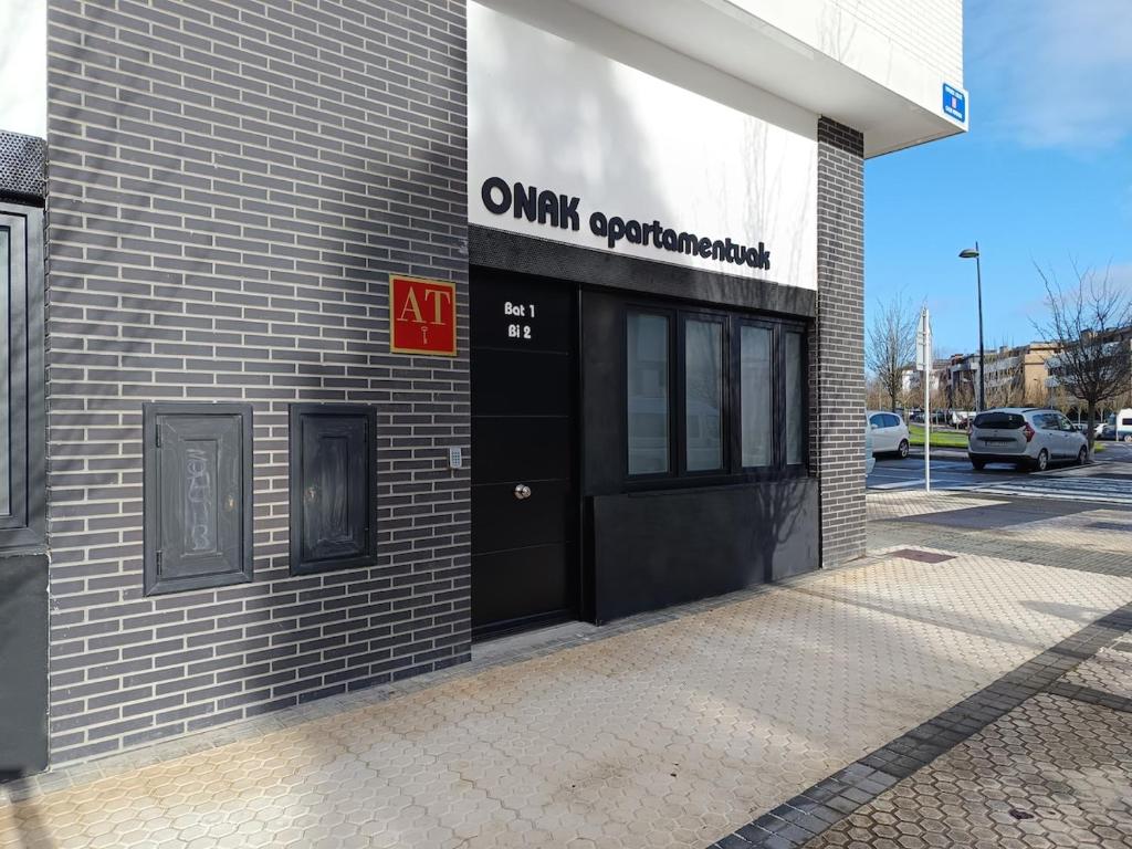 an office building with a black door on the side at Nuevo! Apartamento Onak 1 BAT in Lasarte